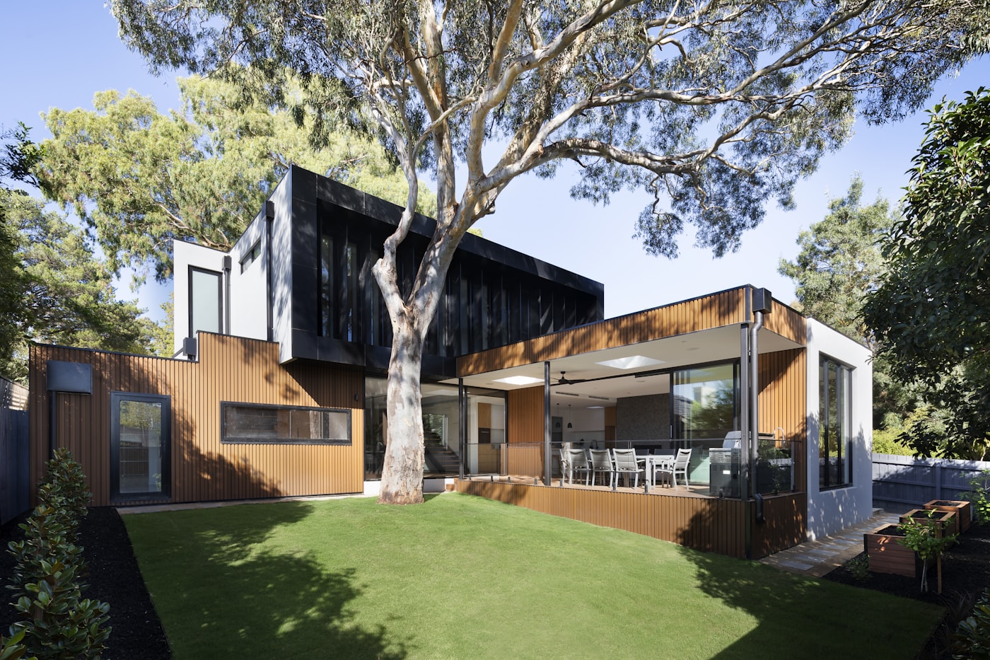Spanish Oaks residence beneath mature trees